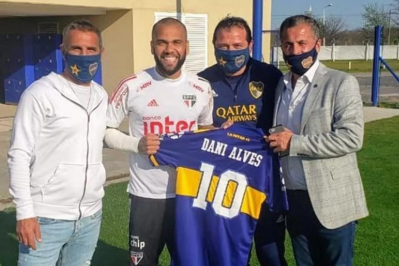 Dani Alves agradeció las dos camisetas que Boca le obsequió