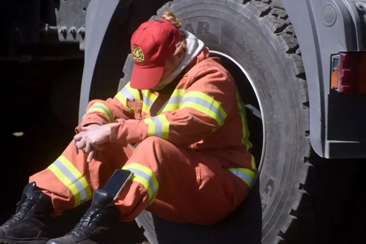 DESHAUCIADOS. Los bomberos llevan varios días luchando contra el fuego en Córdoba.