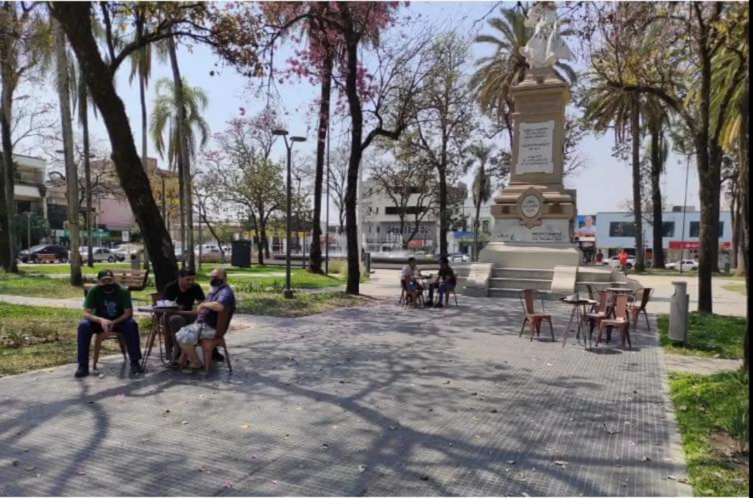 Un café en la plaza de Concepción: reabren los bares con mesas en espacios públicos