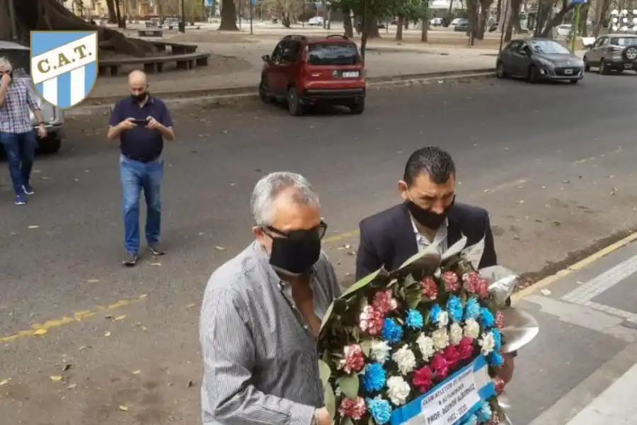 OFRENDA. El secretario Mario Ávila y Leito con las flores para Agenor Albornoz.  