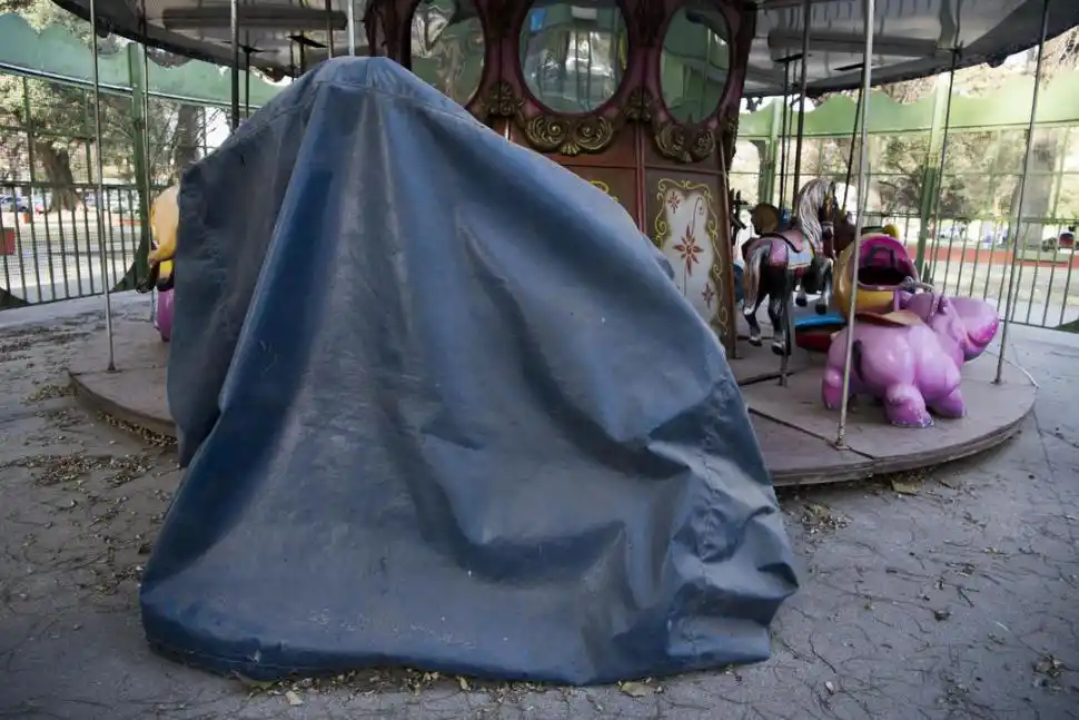 PLAZA DE LOS DECIDIDOS. La triste postal de carruseles desiertos  