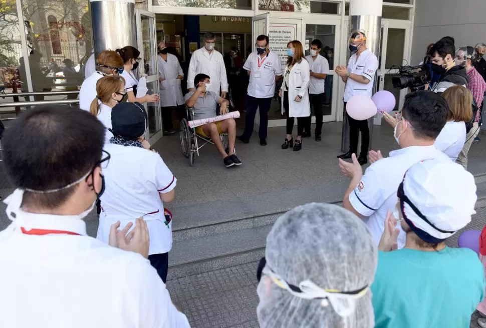EN EL PADILLA. El personal celebra con aplausos la recuperación de un enfermero que superó el coronavirus. la gaceta / foto de josé nuno