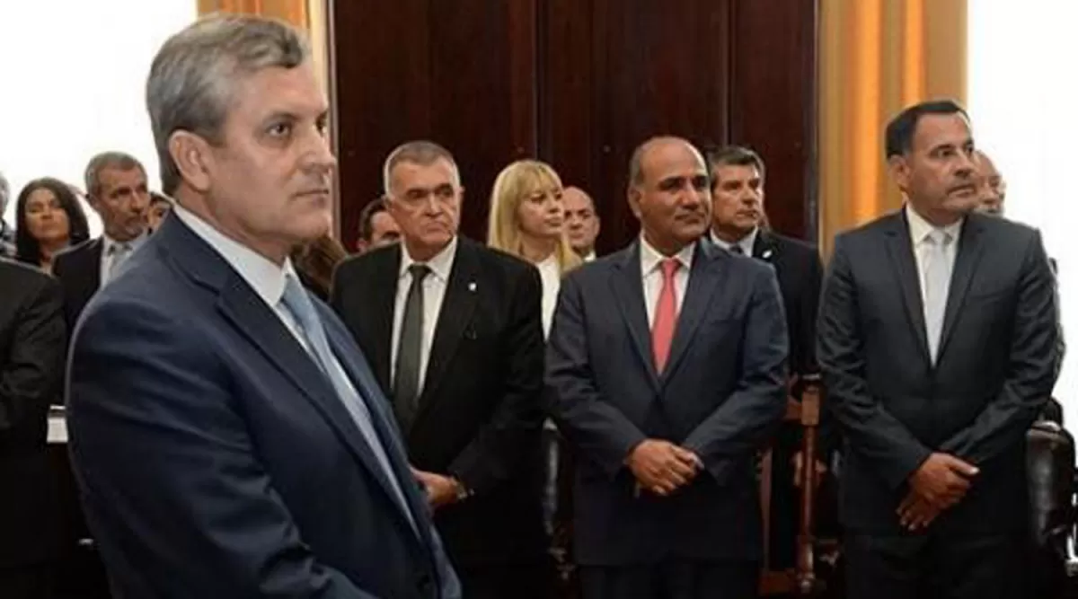 LOS AUDIOS. Leiva, vocal de la Corte desde febrero de 2019, y el vicegobernador Jaldo, durante la ceremonia de asunción.