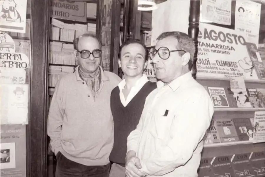 UNA DE LAS TRES VISITAS A TUCUMÁN. Kostzer sonríe entre Quino y Garaycochea, dos de las muchas figuras que firmaron ejemplares en La feria del libro. 