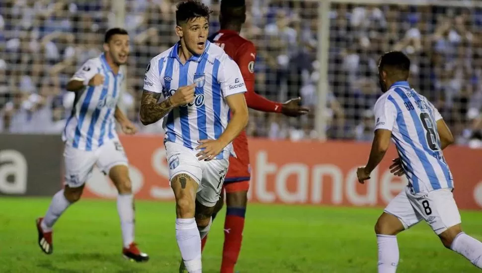 YO ME QUEDO AQUÍ. Leonardo Heredia se señala el escudo tras el golazo que le convirtió a Independiente Medellín en febrero, por la fase 3 de la Copa Libertadores. 