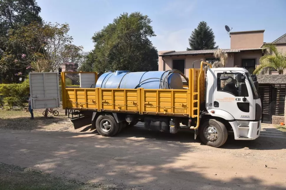 ENTREGA DE AGUA. Un camión cisterna pasó por las casas de la zona para abastecerlas del recurso unos días. 