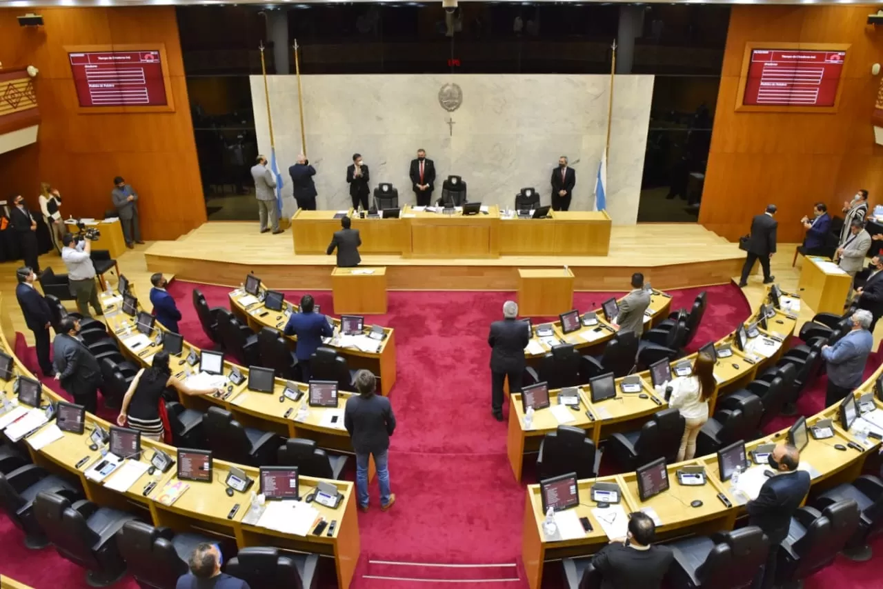 EN EL RECINTO. La Legislatura comenzó a sesionar a partir de las 9. Foto: Prensa HLT