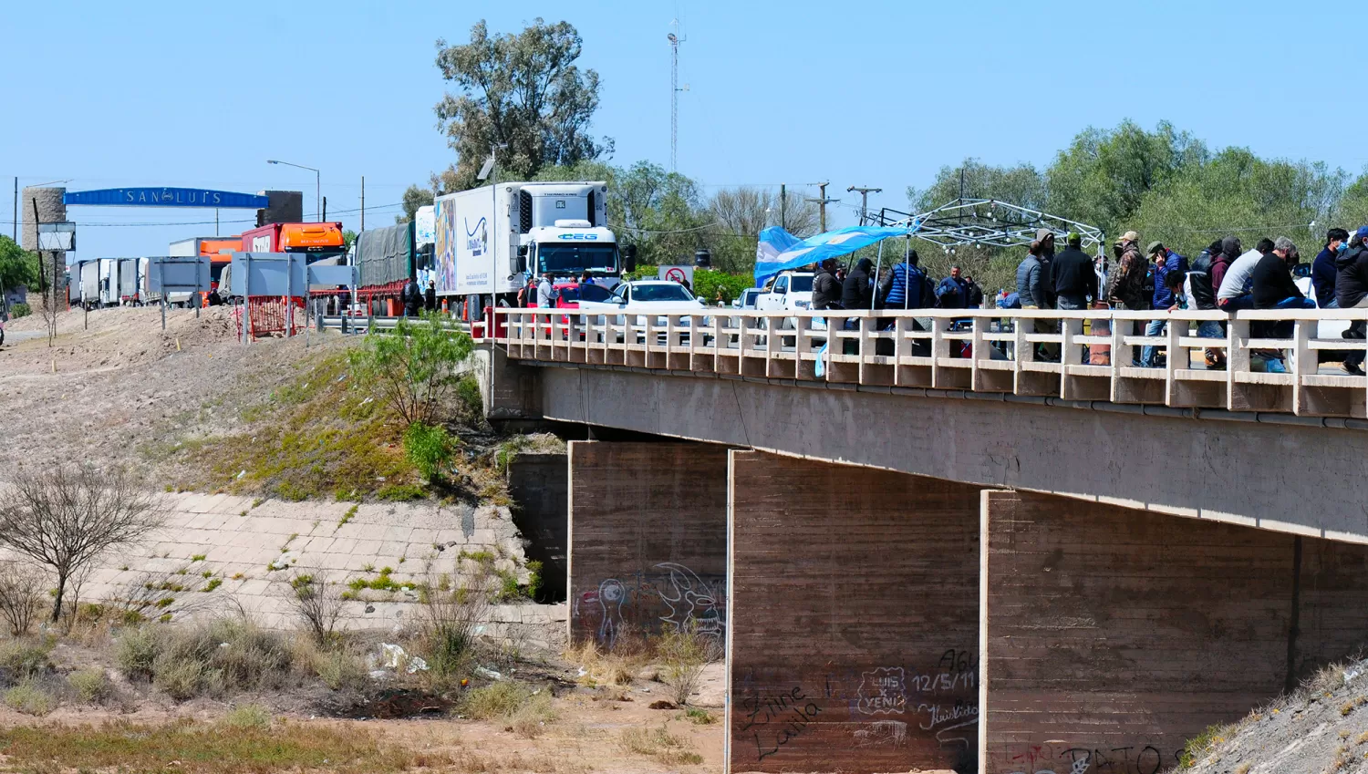 RECLAMO. Unos 600 camiones están varados en Mendoza; exigen que el Gobierno de San Luis aplique protocolos sanitarios más flexibles.