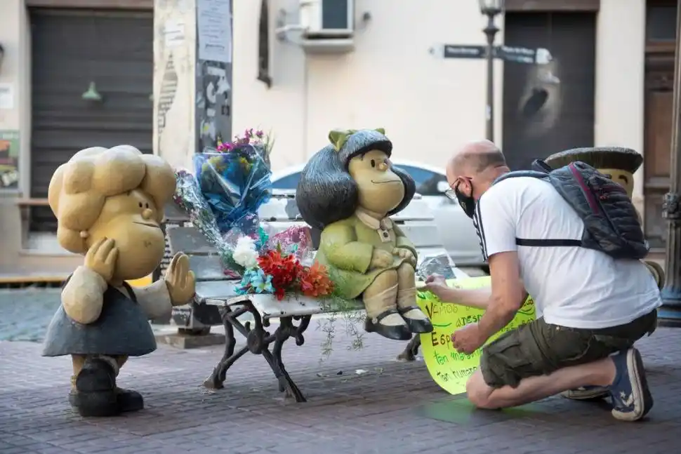 EN SAN TELMO. La escultura de Mafalda recibió las ofrendas. 