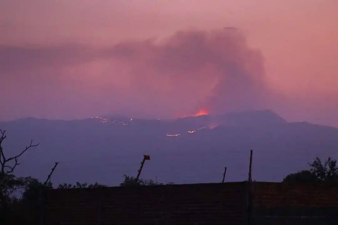 Una especie de arcoiris lunar le dio textura pictórica a la noche de Tafí del Valle