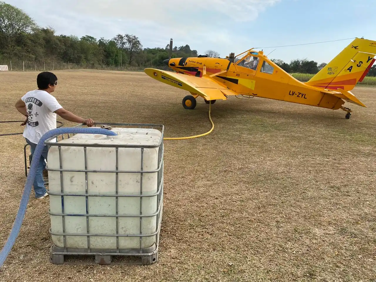Los aviones hidrantes continúan combatiendo el fuego en la Sierra de San Javier