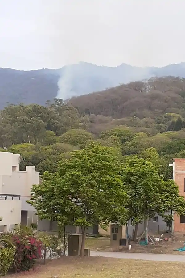 Los aviones hidrantes continúan combatiendo el fuego en la Sierra de San Javier