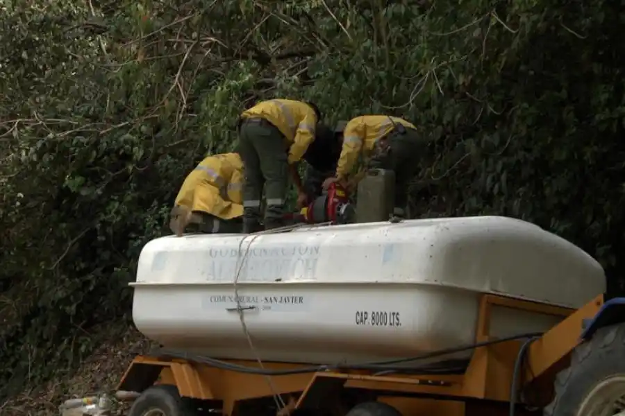 MOTOBOMBA. Guardaparques usan una bomba para impulsar el agua.