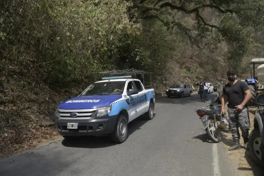 RUTA. Bomberos y Defensa Civil trabajaban para controlar el fuego.