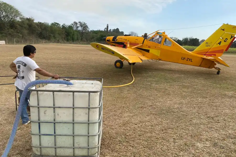 Los aviones hidrantes continúan combatiendo el fuego en la Sierra de San Javier