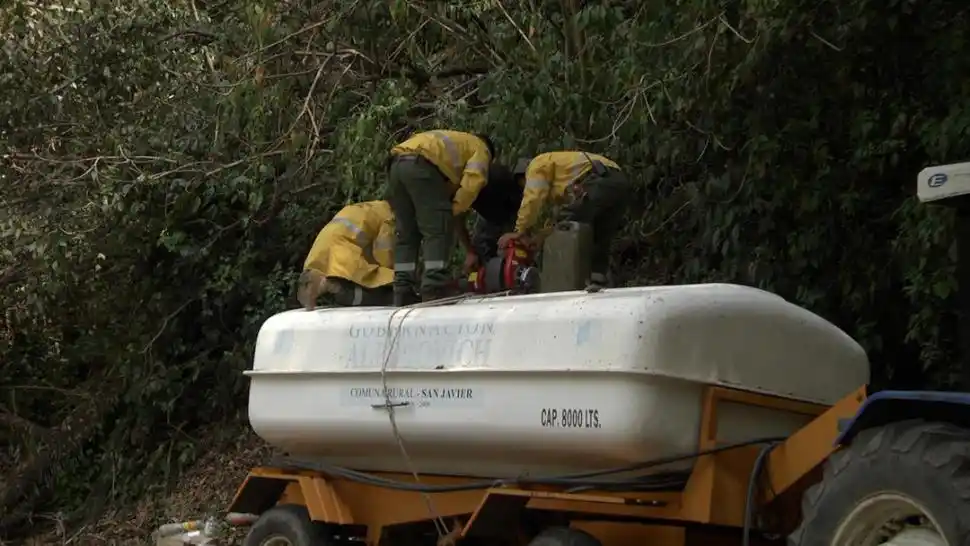 MOTOBOMBA. Guardaparques usan una bomba para impulsar el agua.