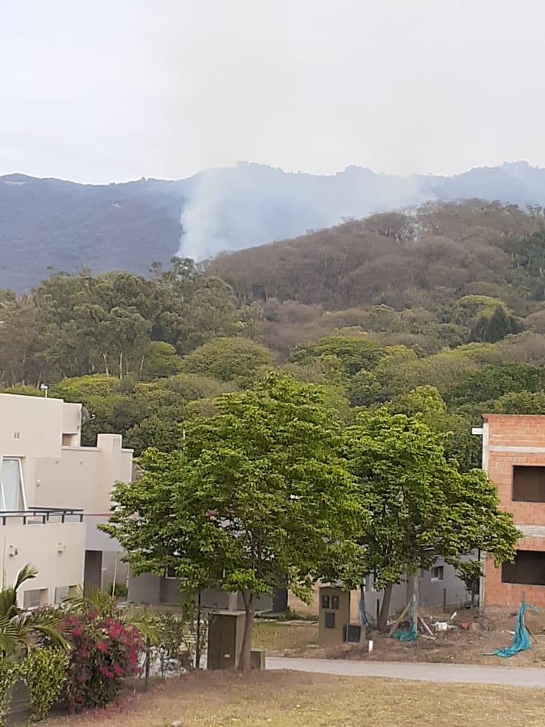 Los aviones hidrantes continúan combatiendo el fuego en la Sierra de San Javier