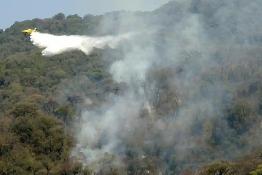 DISPAROS CERTEROS. En cada vuelo, los aviones arrojaban una ”lluvia” de 1.500 litros de agua sobre el fuego.