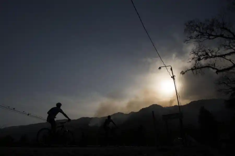 HASTA EL ATARDECER . Las llamas se combatieron mientras duró la luz.