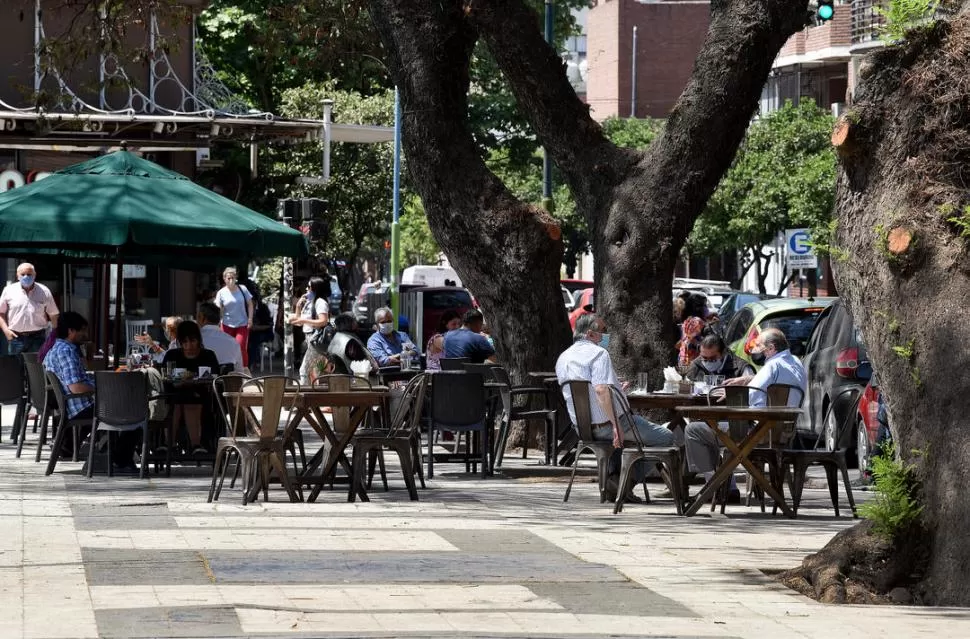 PLAZA URQUIZA. Los bares que rodean el principal paseo de Barrio Norte pusieron mesas en las veredas de la plaza, que atraen a muchos tucumanos. LA GACETA/FOTO DE JOSÉ NUNO