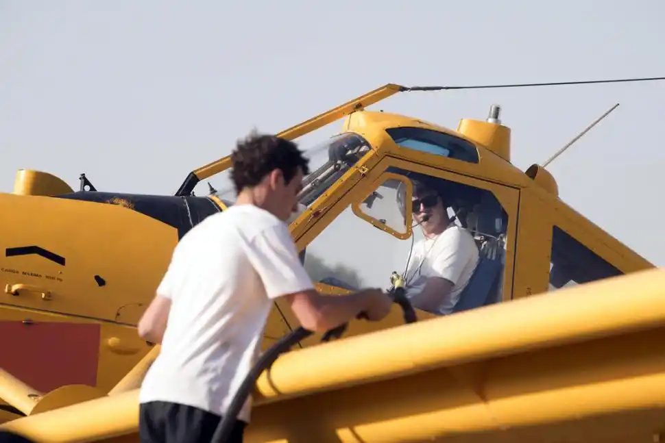 APROVISIONAMIENTO. Una aeronave carga combustible antes de salir.