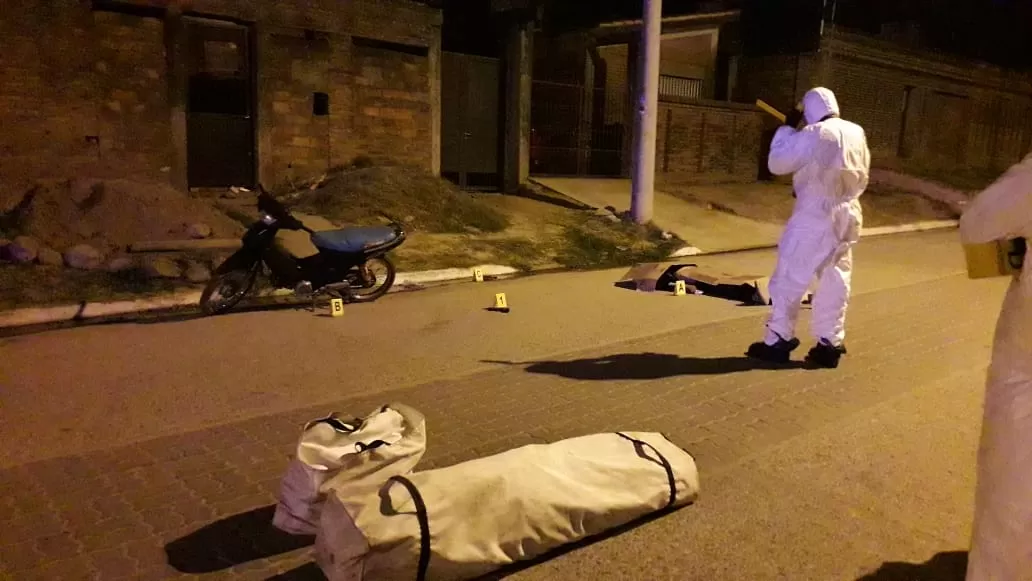 PERITAJE. El cuerpo de la víctima, en la calle. FOTO MINISTERIO PÚBLICO FISCAL.