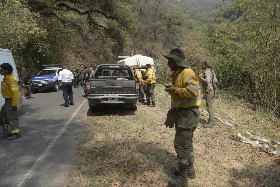 COOPERACIÓN. Manuel Pachado, jefe de Emergencias del Parque Sierra de San Javier, se comunica por handy con los guardaparques que estaban adentro del cerro trabajando para apaciguar el fuego. 