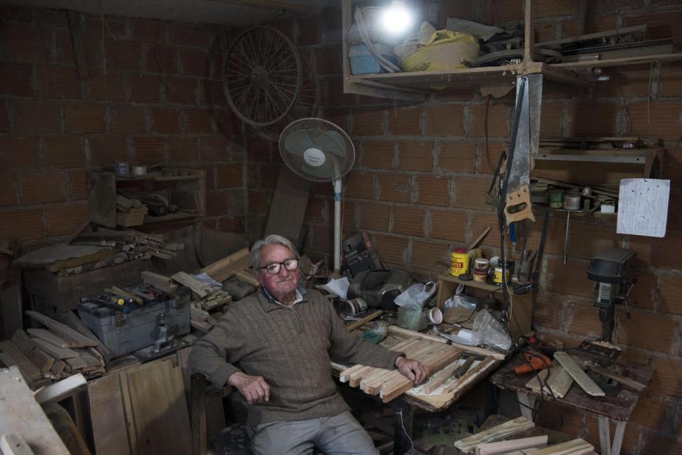 EN SUS DOMINIOS. Don Carlos sabe de memoria dónde está cada cosa que tiene en su taller de carpintería.