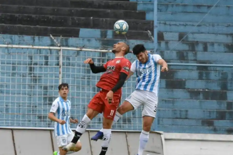 IMPARABLE. Guillermo Ortiz intenta ganarle de cabeza a Ribas, autor de los dos goles de Central Córdoba. 
