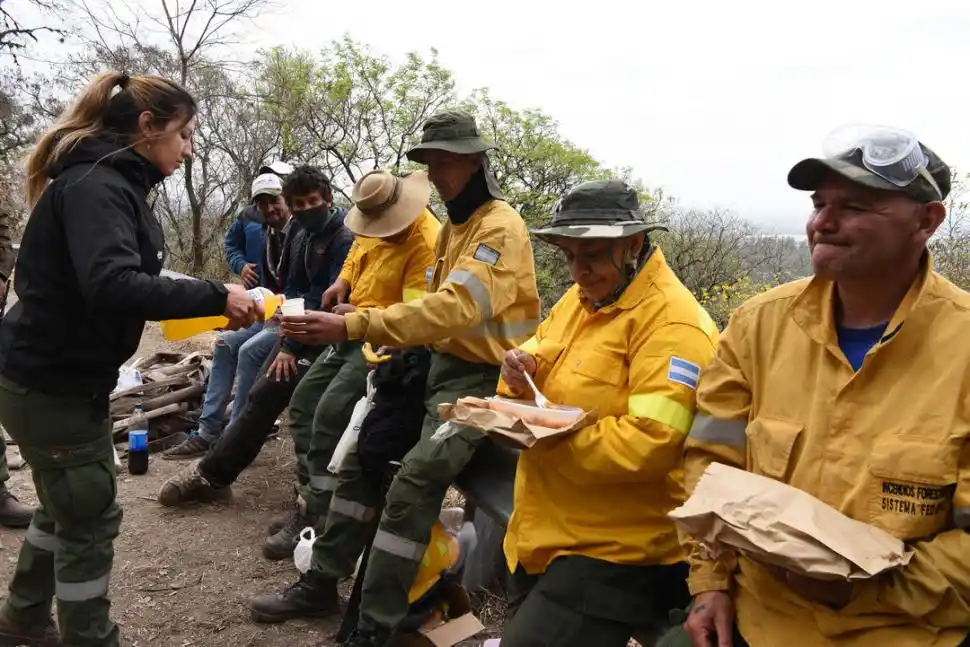 DESCANSO. Guardaparques detuvieron sus actividades para almorzar.