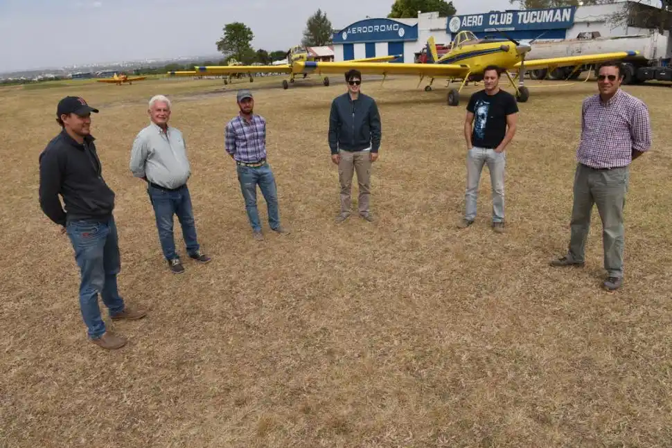 PILOTOS. Los encargados de pilotar los aviones posaron para LA GACETA.