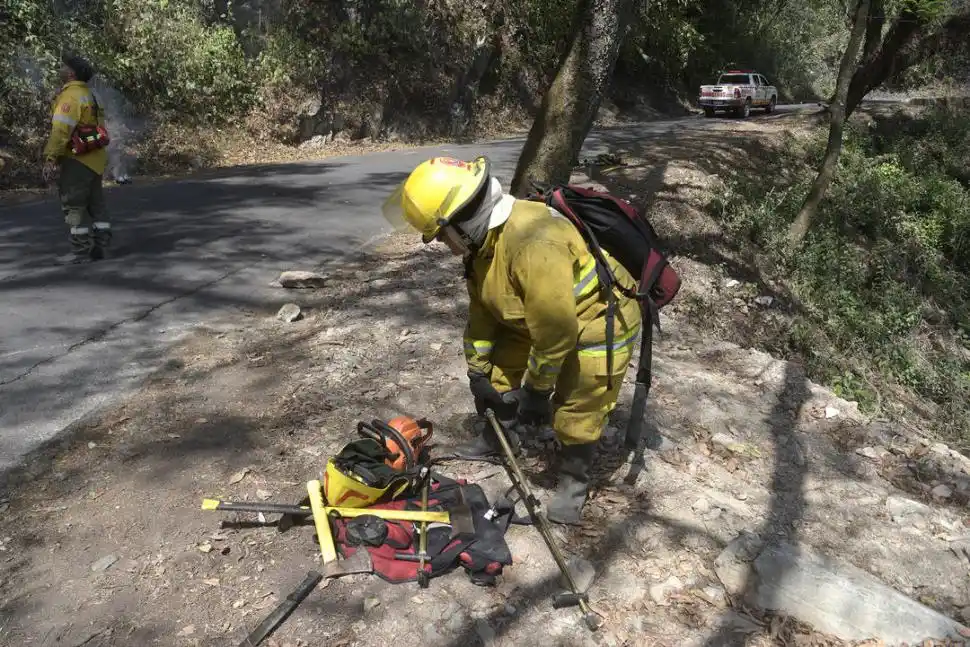 HERRAMIENTAS. Los bomberos se valieron de diferentes instrumentos.