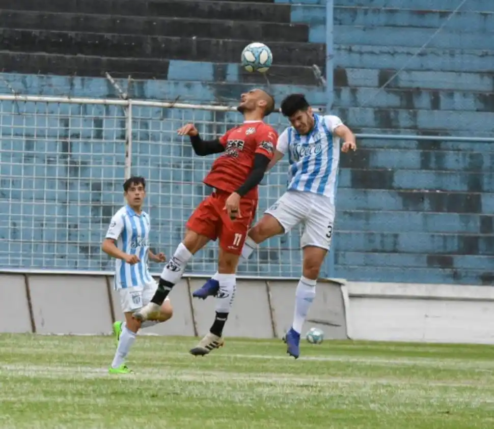 IMPARABLE. Guillermo Ortiz intenta ganarle de cabeza a Ribas, autor de los dos goles de Central Córdoba. 