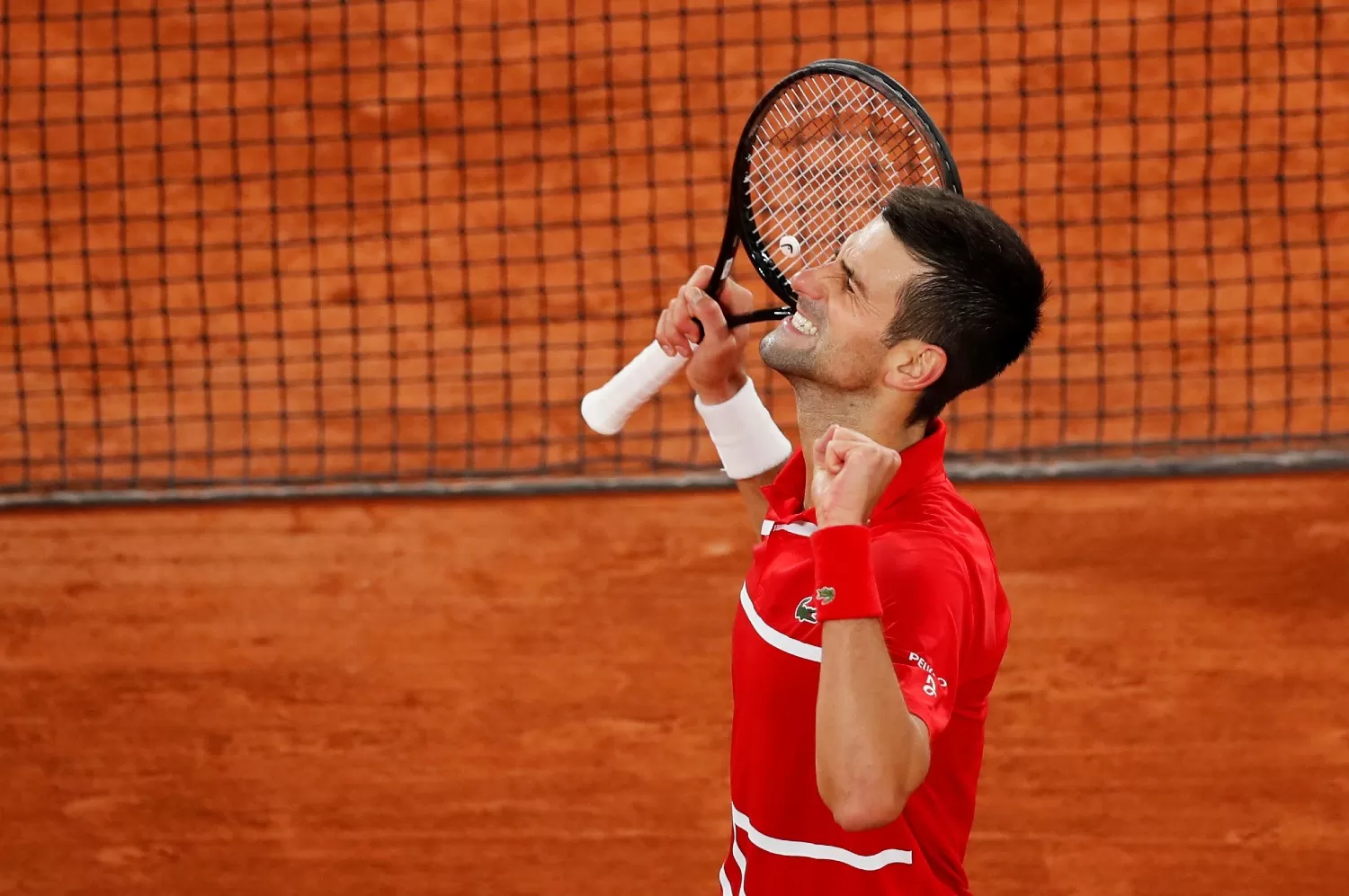 ROLAND GARROS. Novak Djokovic avanzó una vez más a cuartos de final.
