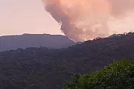 Brigadistas catamarqueños monitorean un incendio forestal en el límite con Tucumán