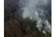 Lucha sin cuartel contra voraz incendio en Alberdi