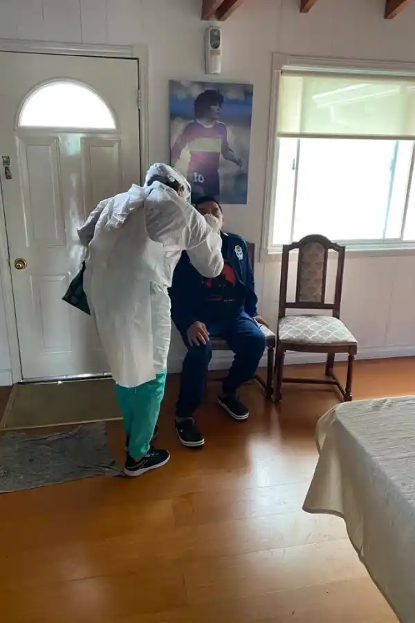 HISOPADO. Un médico toma la muestra a Maradona para el test de coronavirus. Foto: Twitter Matías Morla