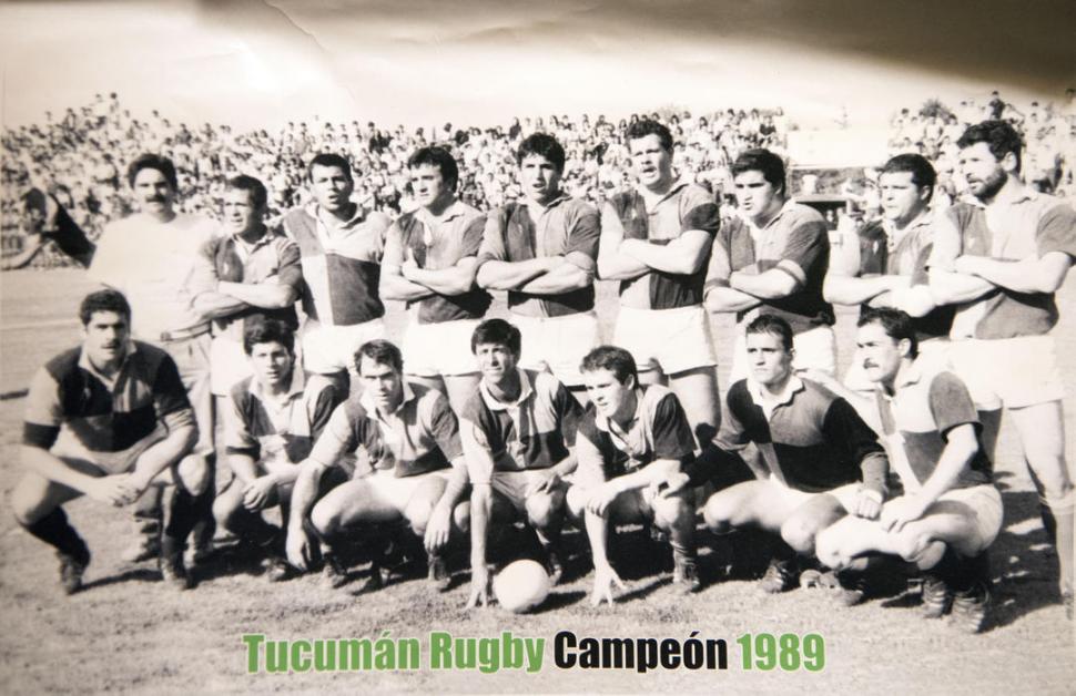 TESOROS. Julio suele publicar en su grupo de Facebook “Tucumán Rugby Club en el recuerdo” muchas fotos históricas que conserva de sus épocas como fotógrafo deportivo. Además, guarda muchas de las camisetas que usó o intercambió en sus más de tres décadas como jugador.