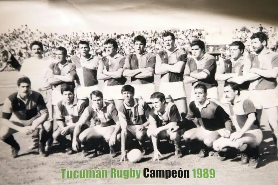 TESOROS. Julio suele publicar en su grupo de Facebook “Tucumán Rugby Club en el recuerdo” muchas fotos históricas que conserva de sus épocas como fotógrafo deportivo. Además, guarda muchas de las camisetas que usó o intercambió en sus más de tres décadas como jugador.