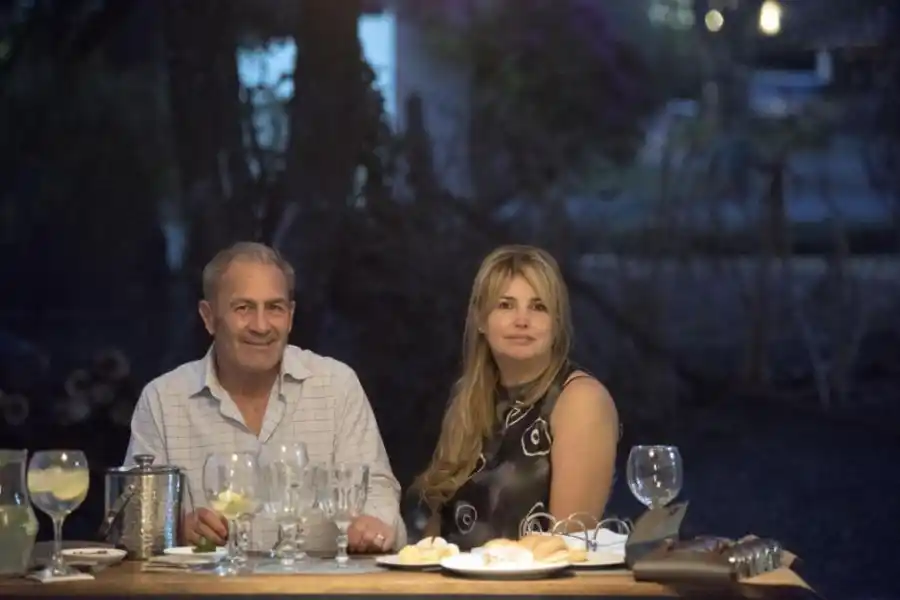 COMPAÑÍA. Julio junto a su esposa, Mariela, que lo acompaña en el entusiamo por esta nueva afición: la elaboración de su propio gin. 