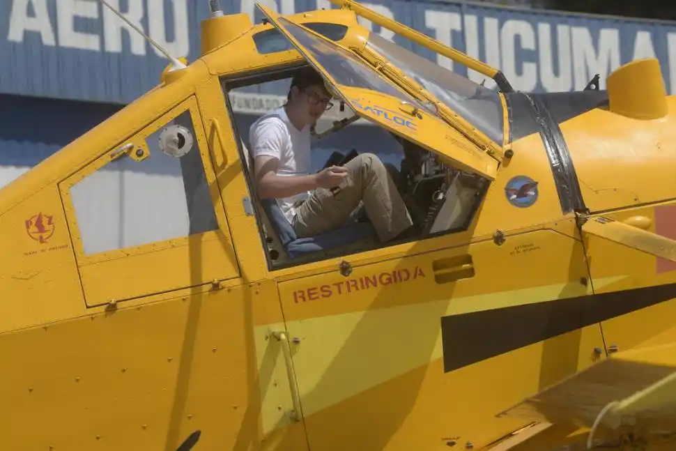 MARIO YORI. El joven de 25 años que trabaja como piloto todo el año, aunque aclaró que no se dedica a apagar incendios, recién aterrizaba luego de haber volado durante toda la mañana. Unos minutos más tarde fue a comer con el resto de los aviadores. 