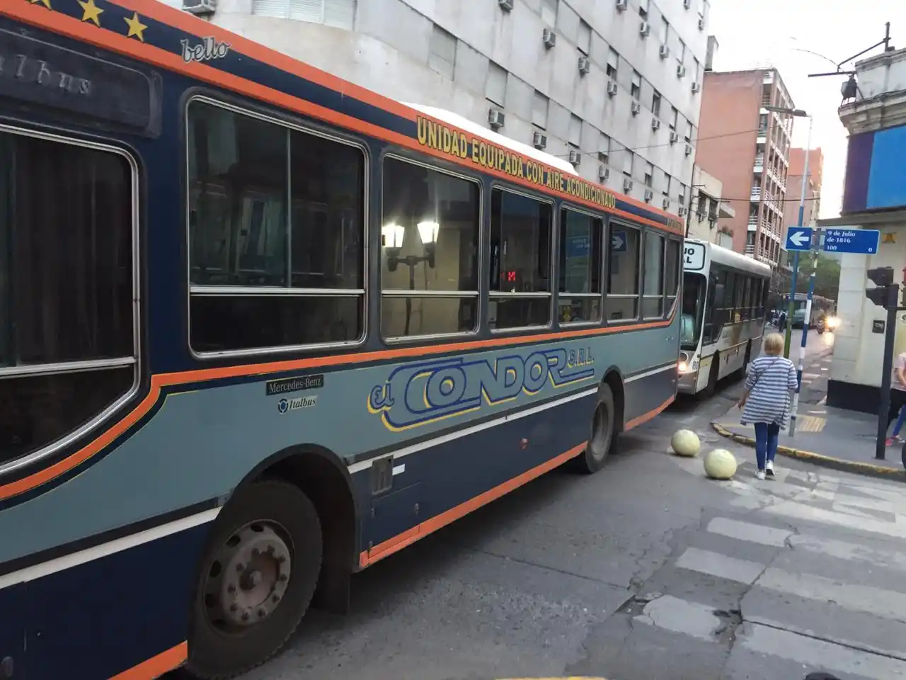 Caos en la ciudad: los choferes bloquean el tránsito en distintas arterias con sus colectivos
