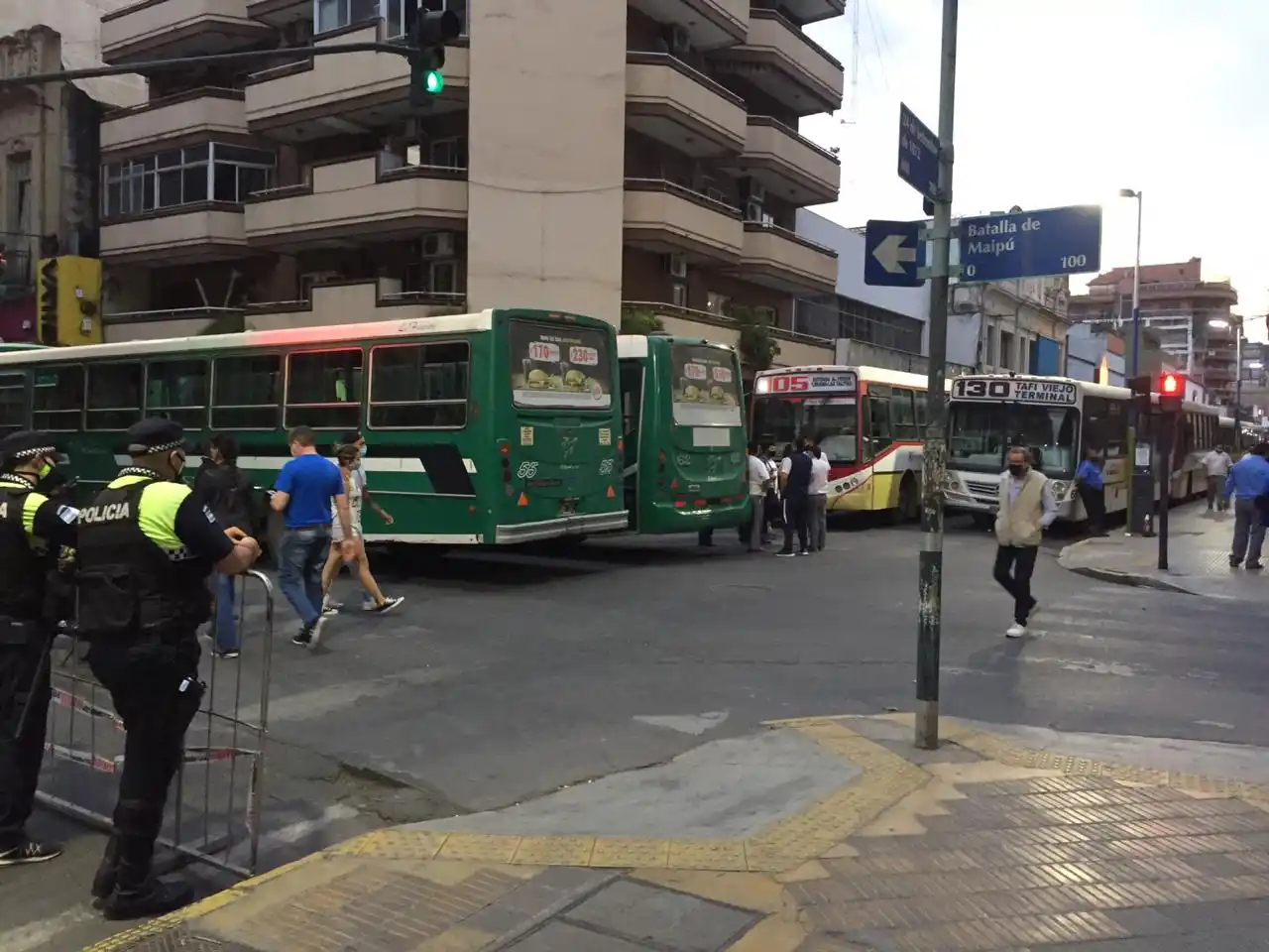 UNA ESQUINA CAÓTICA. Maipú y 24 de Septiembre, sitiada por lso coelctivos.