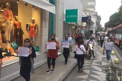 Comerciantes protestan para exigir que les permitan abrir de 9 a 20