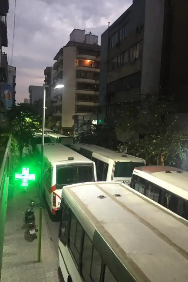 CALLE MAIPÚ. Los colectivos la bloquearon por completo en el microcentro.