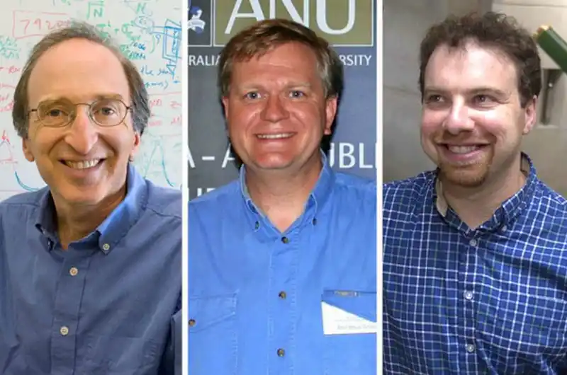 Saul Perlmutter y Adam Riess (Estados Unidos), y Brian Schmidt (Australia/EEUU)