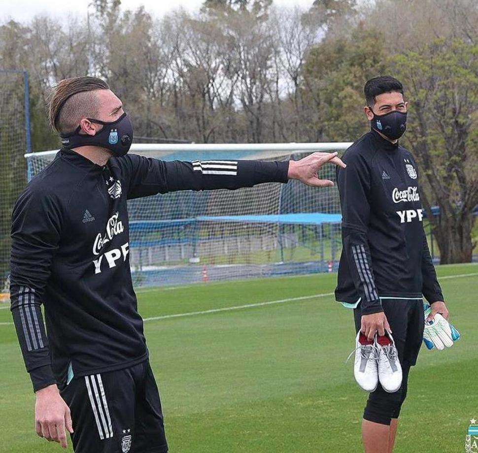 ¿SUPLENTES? Armani y Andrada ayer a la mañana en el predio de Ezeiza. Los arqueros de River y Boca se sentarían y Emiliano Martínez sería el titular. afa