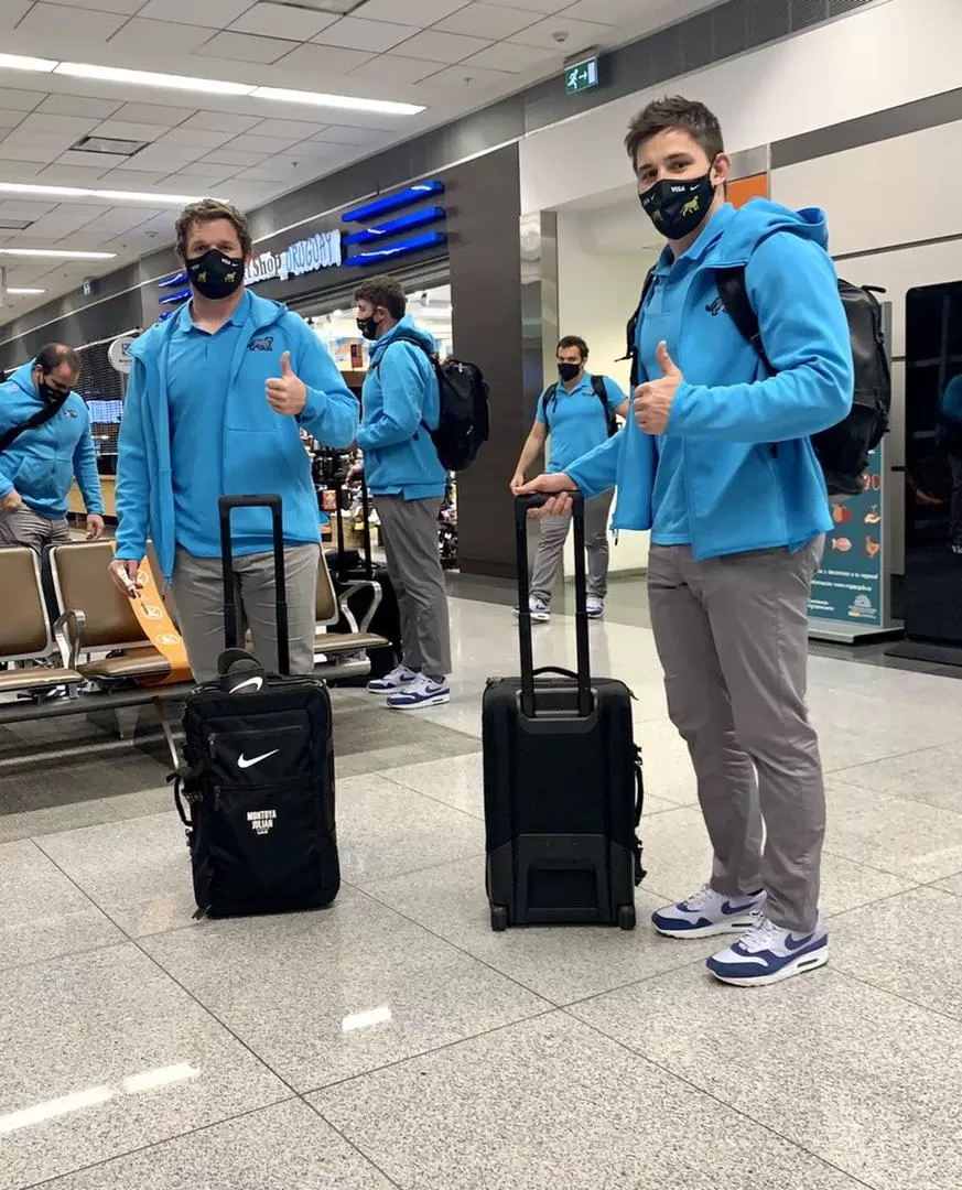 ANTES DE PARTIR. Julián Montoya y el santiagueño Tomás Lezana, listos para embarcar rumbo a la escala en Chile. uar