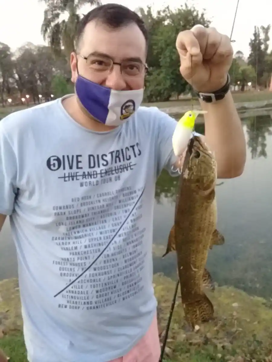 EL REY DEL LAGO. Un pescador muestra una de las tarariras que se capturaban años atrás.