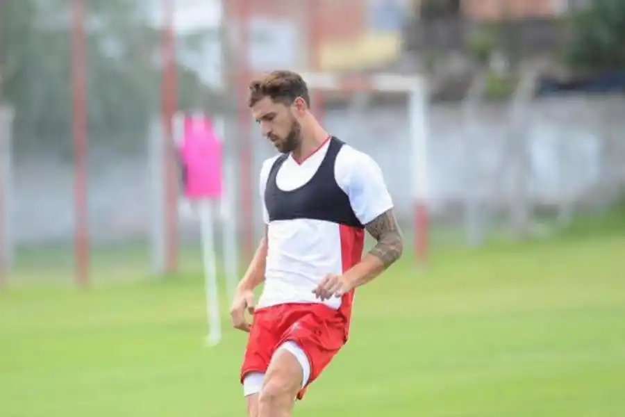 SU CHANCE. Sin Pons, Costa correría con ventaja para calzarse la “9” del “Santo”. la gaceta / fotos de h. peralta - a. ferroni - d. aráoz  